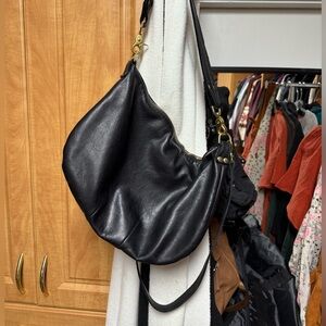 Clare V. - Black Moyen messenger